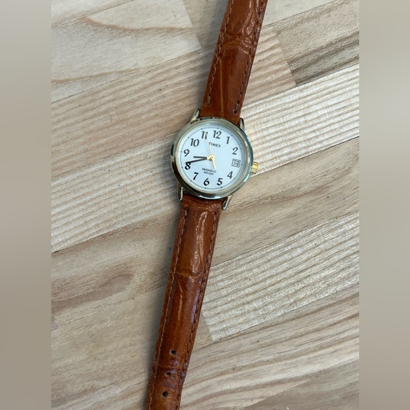 Timex Indiglo Ladies Watch Genuine Leather Strap White Dial Gold Case - Picture 5 of 12